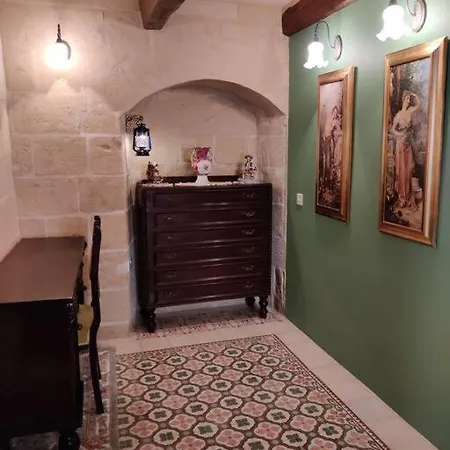 Cozy Corner House In - Authentic!