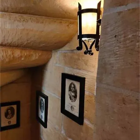 Cozy Corner House In - Authentic!