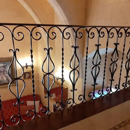 Cozy Corner House In - Authentic! *