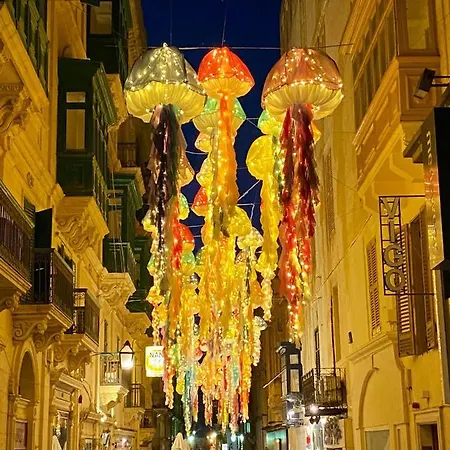 Cozy Corner House In - Authentic!