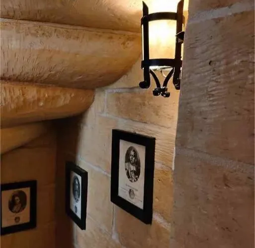 Cozy Corner House In - Authentic!