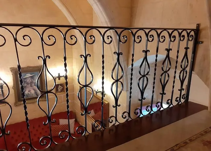 Cozy Corner House In - Authentic! *